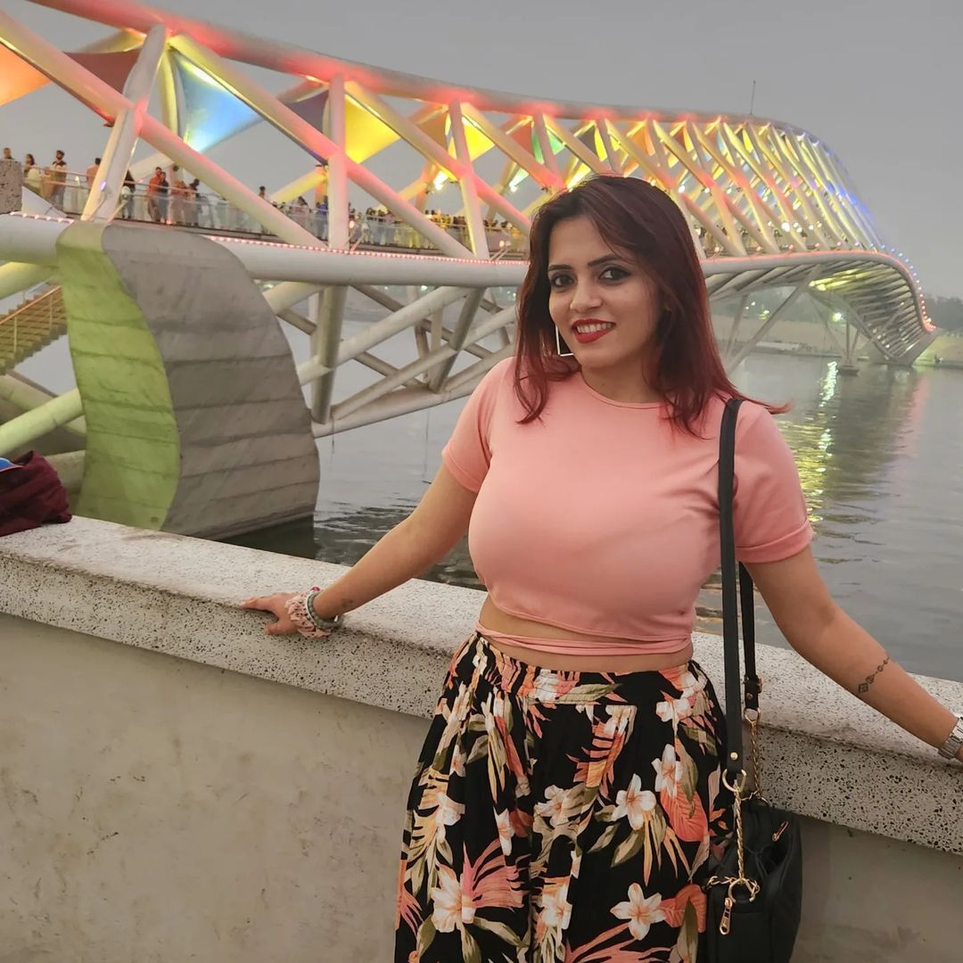 photos : டாப் ஆங்கிளில் தெறிக்கவிடும் அழகு.. நடிகை ரிது நாதனியின் வேற ...