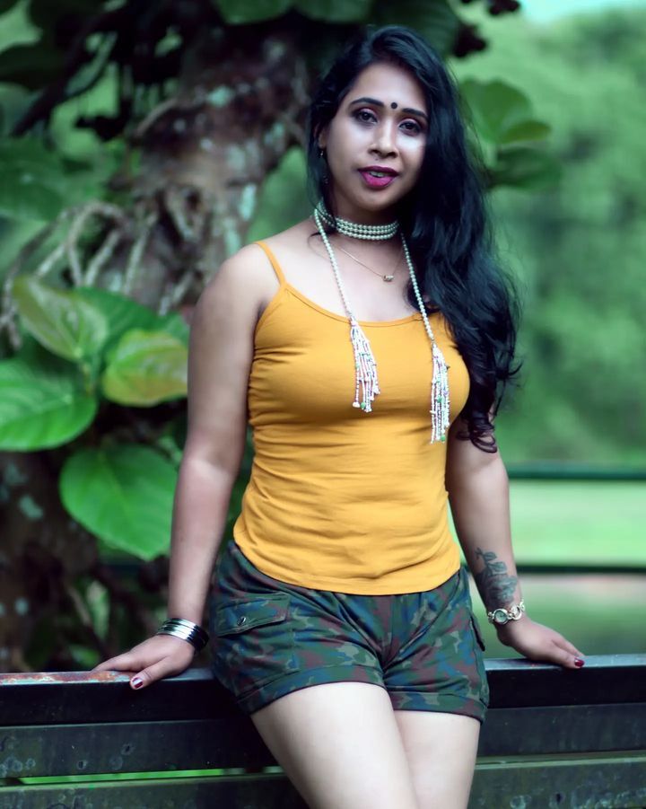 PHOTOS : ஏங்கவைக்கும் அழகு.. இளசுகளை ஈர்க்கும் மலையாள மாடல் கவுரி