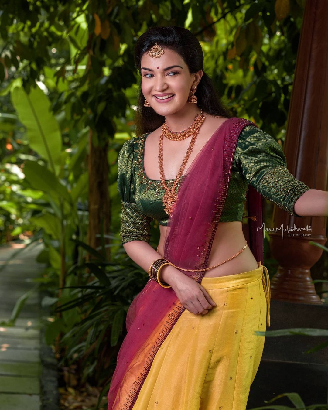 Honey Rose హాట్ అందాల షో.. కుర్రకారు గుండెల్లో సెగలు పుట్టించేస్తుందిగా..!