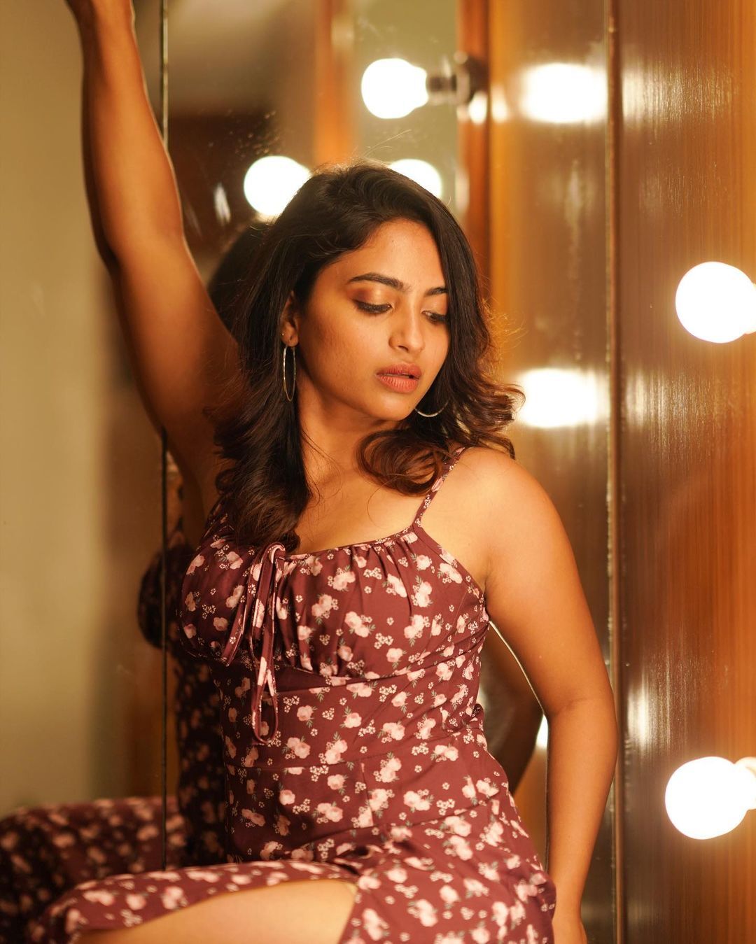 దేత్తడి హారిక హాట్ షో.. కుర్రాళ్ల మతిపోగోట్టేస్తున్న బ్యూటీ..! Dethadi Harika stunning beauty