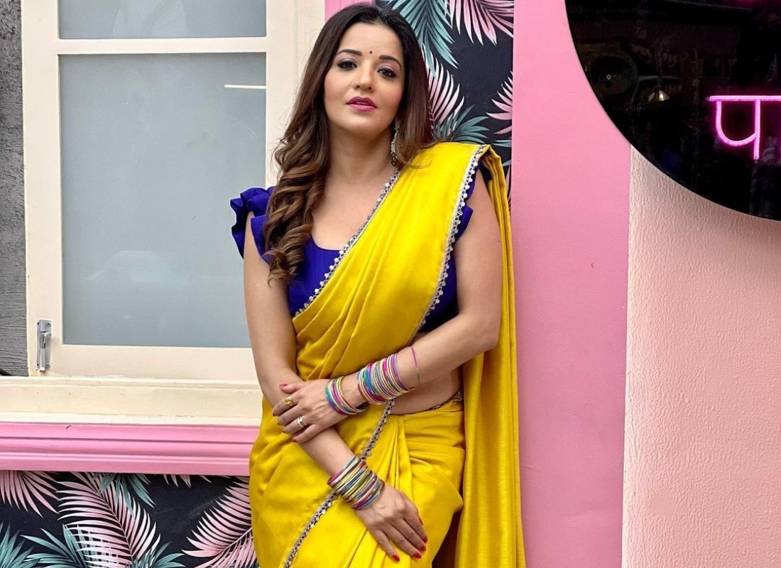 ডিপ কাট টপে যৌবন উপচে পড়ছে মোনালিসার, ছবি দেখে অবাক ফ্যানেরা | See ...
