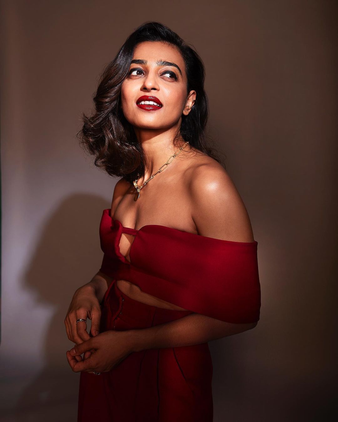 రాటు తేలిన Radhika Apte.. హాట్ అందాల షోతో హీటెక్కిస్తున్న బ్యూటీ..!