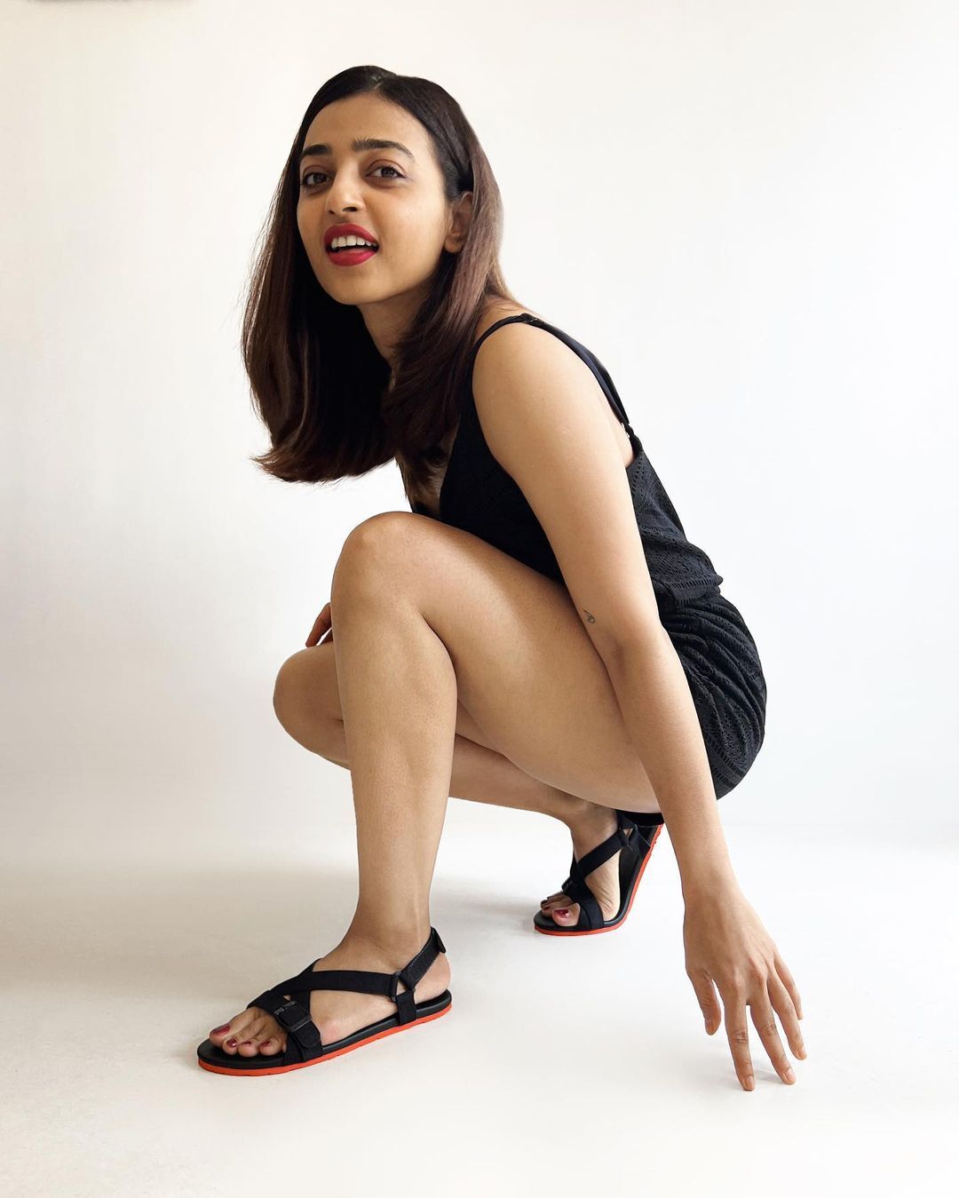 రాటు తేలిన Radhika Apte.. హాట్ అందాల షోతో హీటెక్కిస్తున్న బ్యూటీ..!