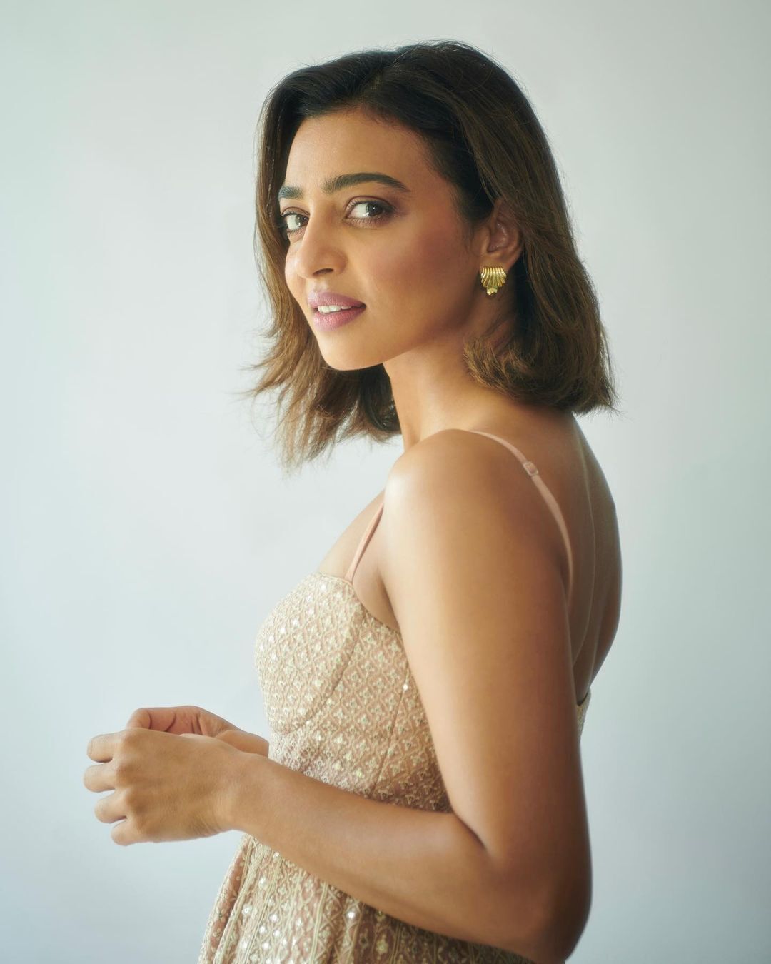 రాటు తేలిన Radhika Apte.. హాట్ అందాల షోతో హీటెక్కిస్తున్న బ్యూటీ..!