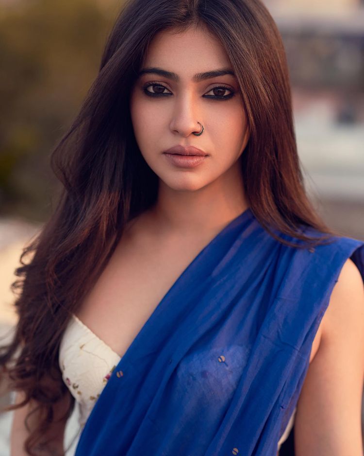 নীল শাড়ির সঙ্গে হালকা মেকআপ, নিজেকে সুন্দর করে তুলেছেন জেসমিন