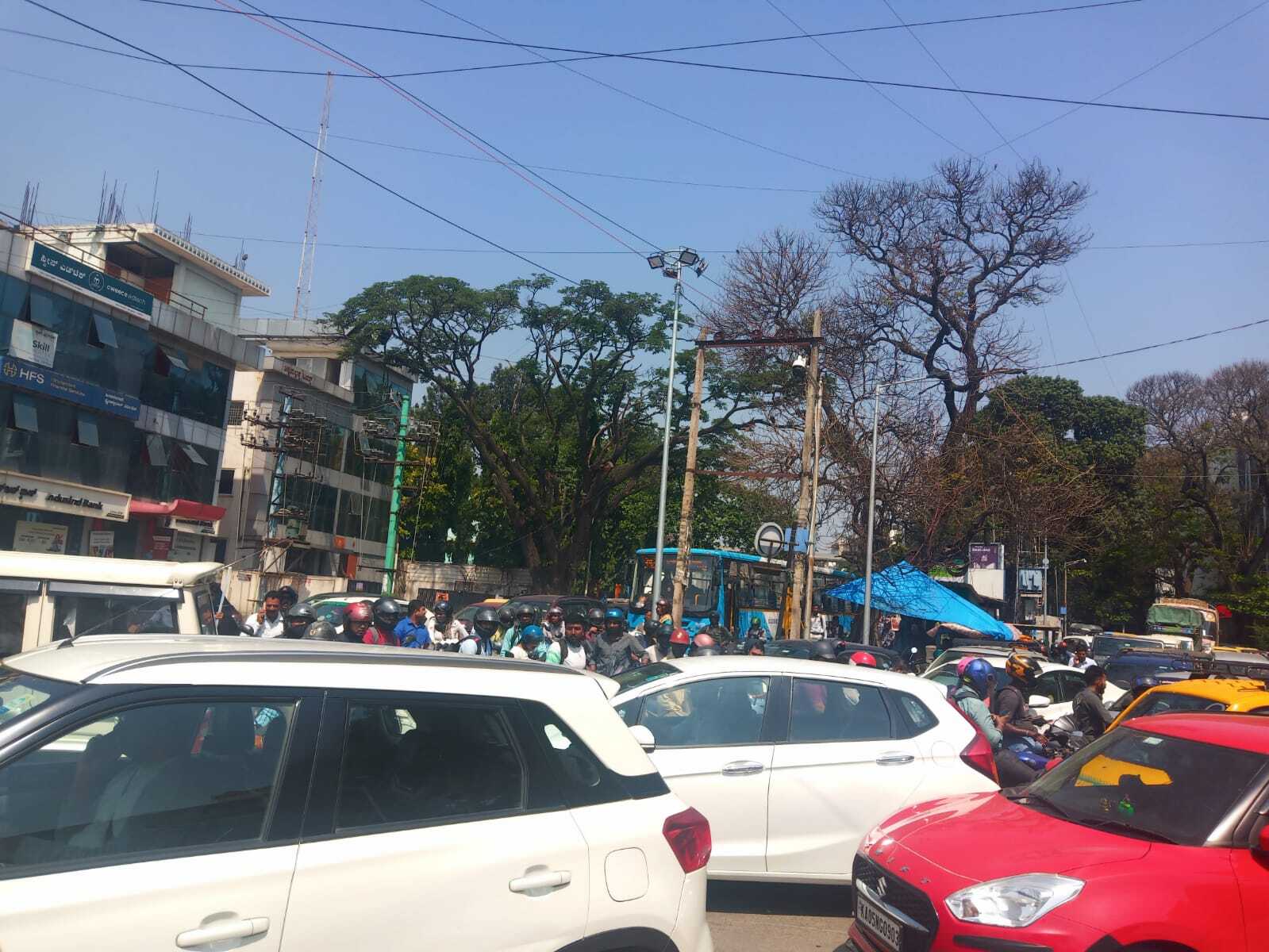 ಕೋರಮಂಗಲದ ಬಳಿ ಸುಮಾರು 4 ಕಿ.ಮೀಟರ್‌ಗೂ ಹೆಚ್ಚು ದೂರ ಟ್ರಾಫಿಕ್‌ ಜಾಮ್‌, ವಾಹನ