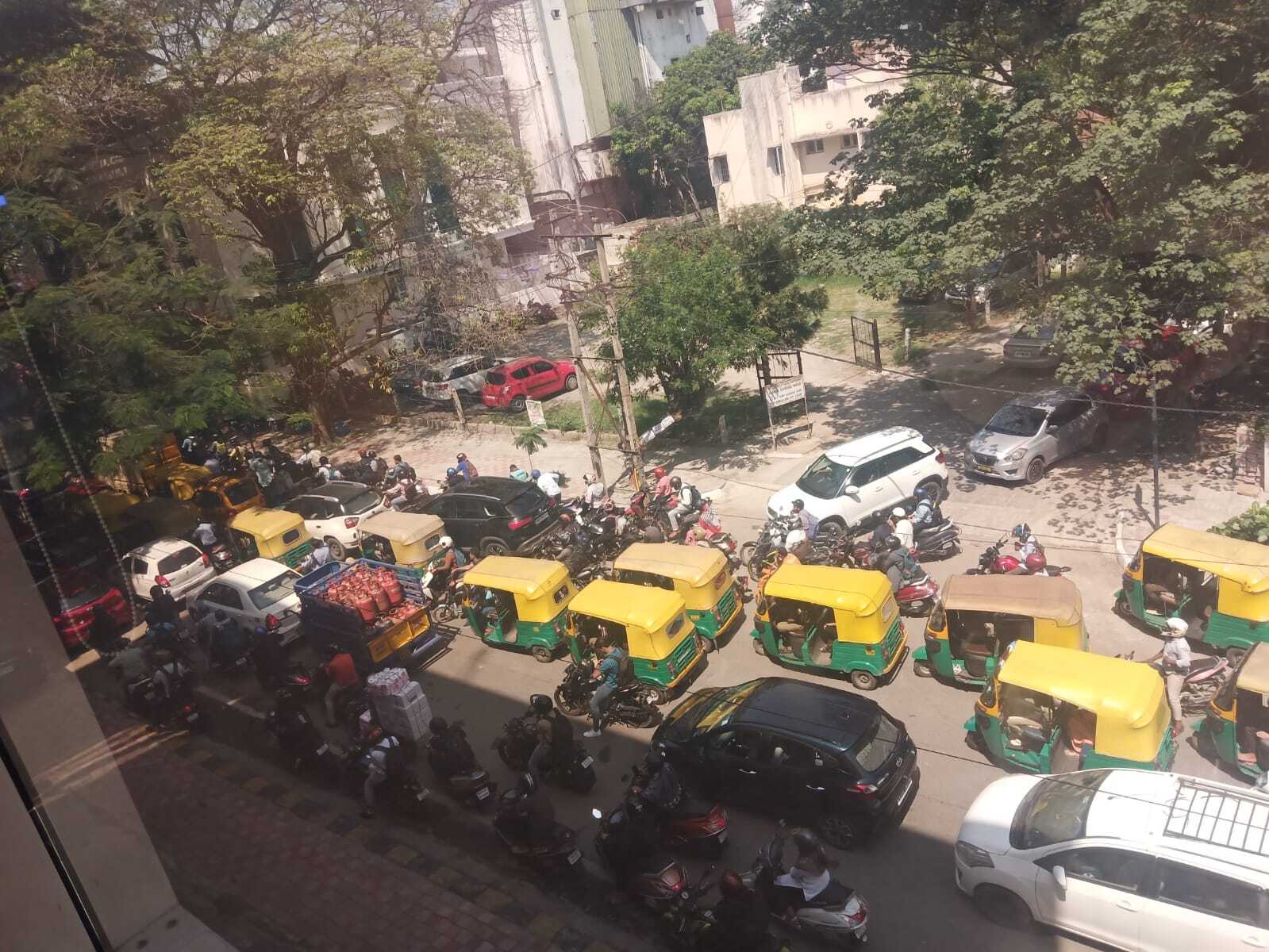 ಕೋರಮಂಗಲದ ಬಳಿ ಸುಮಾರು 4 ಕಿ.ಮೀಟರ್‌ಗೂ ಹೆಚ್ಚು ದೂರ ಟ್ರಾಫಿಕ್‌ ಜಾಮ್‌, ವಾಹನ