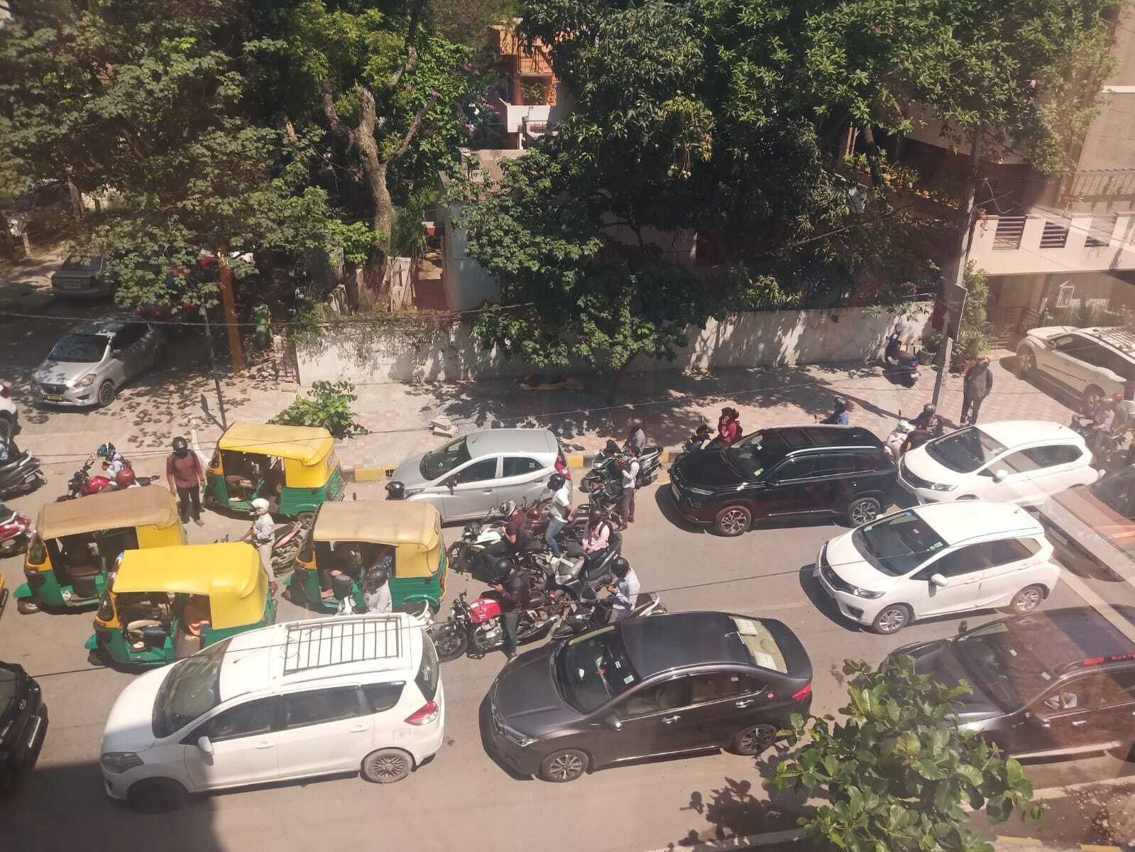 ಕೋರಮಂಗಲದ ಬಳಿ ಸುಮಾರು 4 ಕಿ.ಮೀಟರ್‌ಗೂ ಹೆಚ್ಚು ದೂರ ಟ್ರಾಫಿಕ್‌ ಜಾಮ್‌, ವಾಹನ