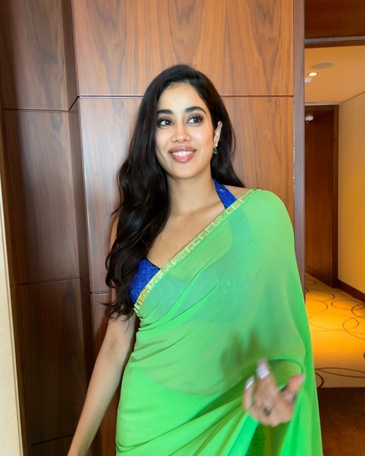 జాన్వీ కపూర్ స్పైసీ అందాలు.. వయ్యారాలతో ఊపేస్తుందిగా బ్యూటీ