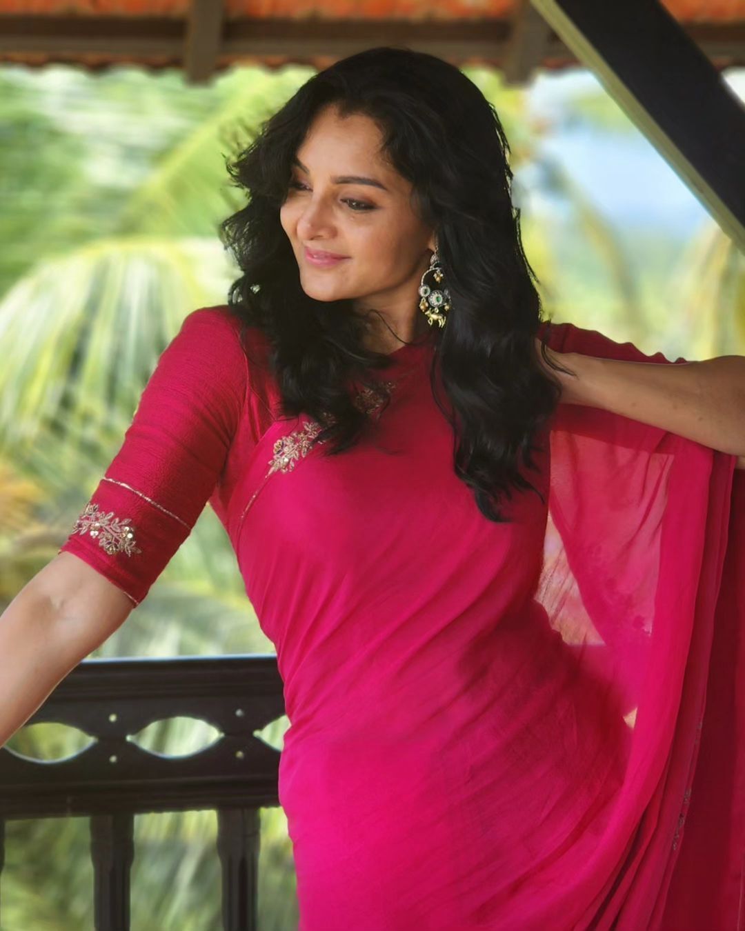 manju-warrier-s-stunning-look-in-pink-saree-goes-viral-on-social-media
