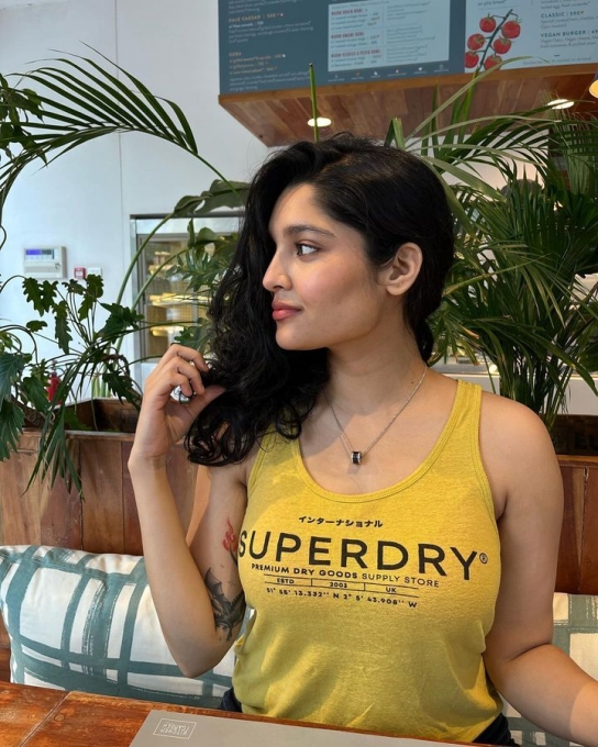 PHOTOS: சுருள் முடி.. மாடர்ன் ட்ரெஸ்.. நியூ லுக்கில் அசத்தும் ரித்திகா ...