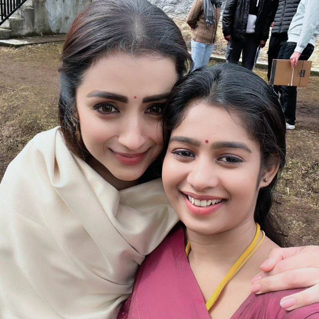 PHOTOS விஜய்யுடன் நான்.. லியோ ஷூட்டிங் ஸ்பாட் புகைப்படத்தை பகிர்ந்த பிக் பாஸ் ஜனனி.. லேட்டஸ்ட்