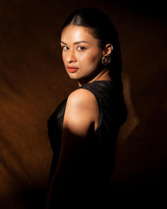 ट्रांस्पेरेंट आउटफिट पहन अवनीत कौर ने फ्लॉन्ट किया कर्वी फिगर, सेक्सी अदाओं से बढ़ाया इंटनरेट का पारा