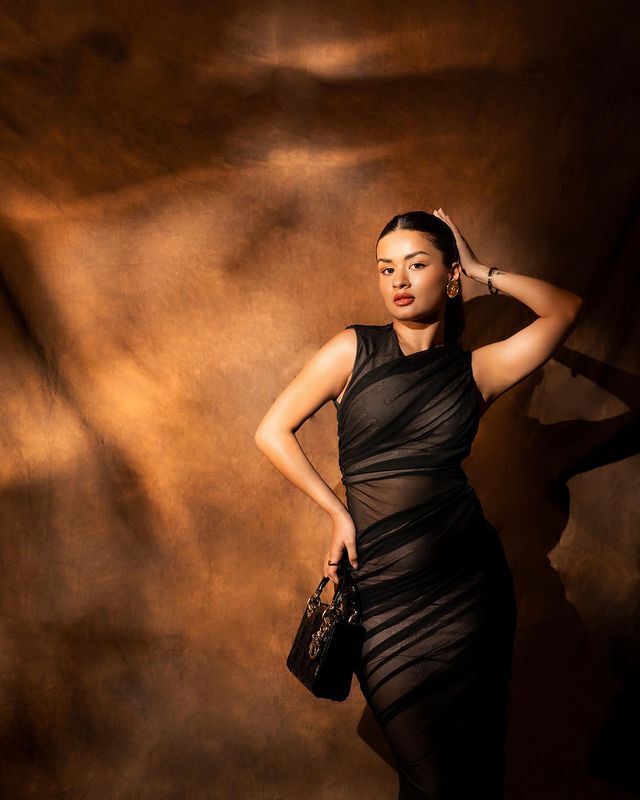 ट्रांस्पेरेंट आउटफिट पहन अवनीत कौर ने फ्लॉन्ट किया कर्वी फिगर, सेक्सी अदाओं से बढ़ाया इंटनरेट का पारा