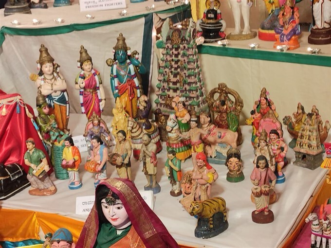 ರೇಷ್ಮೆ ನಗರಿಯಲ್ಲಿ ಪ್ರವಾಸಿಗರನ್ನು ತನ್ನತ್ತ ಸೆಳೆಯುತ್ತಿದೆ ದಸರಾ ಬೊಂಬೆಗಳ