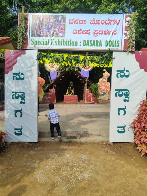 ರೇಷ್ಮೆ ನಗರಿಯಲ್ಲಿ ಪ್ರವಾಸಿಗರನ್ನು ತನ್ನತ್ತ ಸೆಳೆಯುತ್ತಿದೆ ದಸರಾ ಬೊಂಬೆಗಳ