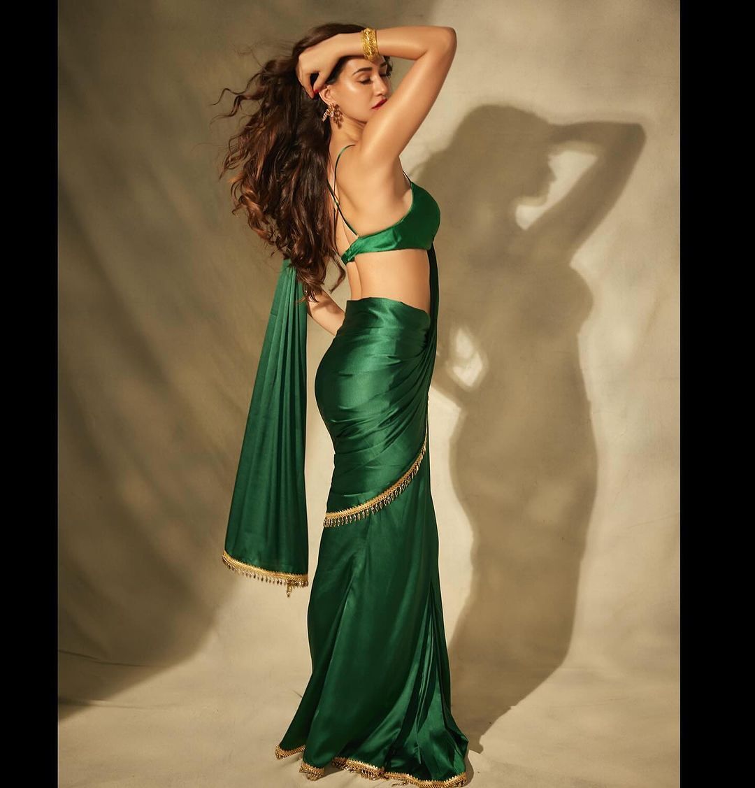bollywood actress disha patani looking sizzling in in green deep neck saree 170151286030