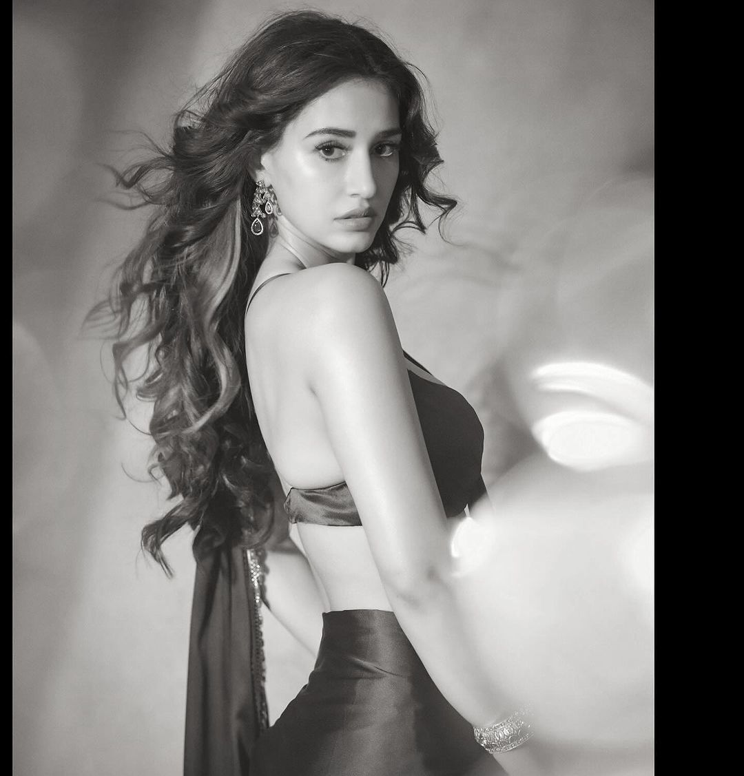 bollywood actress disha patani looking sizzling in in green deep neck saree 170151286140
